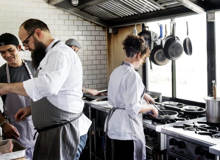 Una brigata di chef in cucina