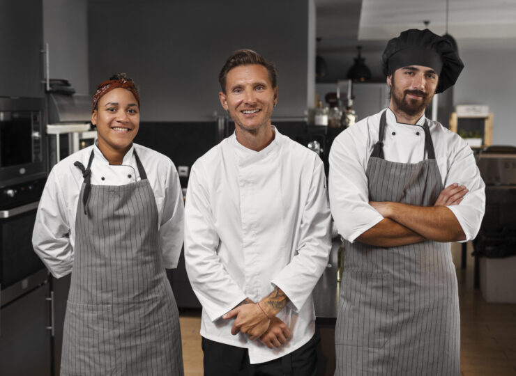 chef che lavorano in una cucina professionale